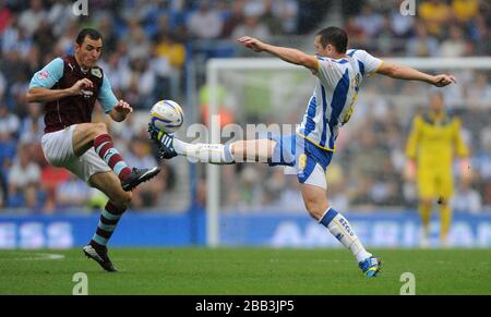 Brighton und Hove Albion's Andrew Crofts und Burnleys Dean Marney Stockfoto