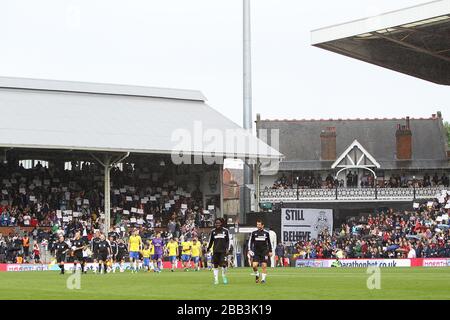 Die Spieler von Fulham und Arsenal gehen für das Spiel auf das Spielfeld Stockfoto