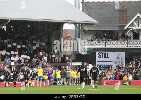 Die Spieler von Fulham und Arsenal gehen für das Spiel auf das Spielfeld Stockfoto