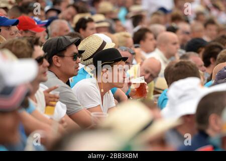 Eine allgemeine Ansicht der Fans, die das Geschehen im Kia Oval verfolgen Stockfoto