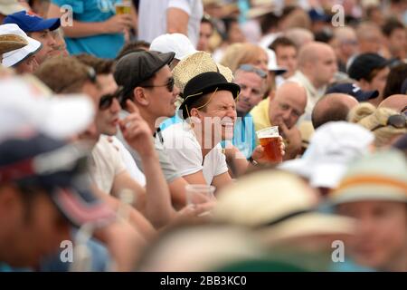 Eine allgemeine Ansicht der Fans, die das Geschehen im Kia Oval verfolgen Stockfoto