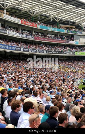 Eine allgemeine Ansicht der Fans, die das Geschehen im Kia Oval verfolgen Stockfoto