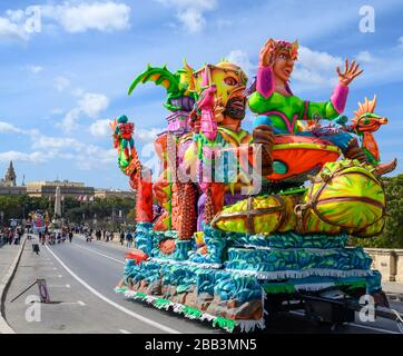 Valletta, Malta - 23. Februar 2020: Karneval schwimmt auf der Parade durch die Straßen der Stadt Valletta. Stockfoto