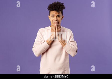 Portrait des ängstlichen jungen, besorgten Flusspferdes, der 20er-Mann, der Angst davor hat, was als Nächstes passieren wird, erschreckt, krank zu werden, zu erfroren und zu posieren, zu stehen Stockfoto