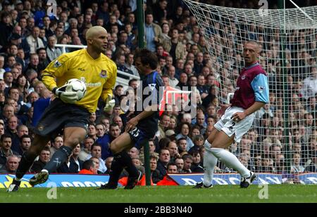 LONDON, Großbritannien, MAI 03. David James von West Ham United Gianfranco Zola von Chelsea und Tomas Repka von West Ham United während Barclaycard vor Stockfoto