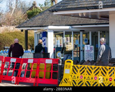 Haddington, East Lothian, Schottland, Großbritannien. März 2020. Covid-19 Coronavirus lockdown wirkt sich auf die normalerweise belebte Marktstadt an einem schönen Frühlingstag mit leeren Straßen und sozialen Distanzierungen der Menschen aus. Der lokale Tesco Supermarkt verfügt über ein Warteschlangensystem, um die soziale Distanz zu halten Stockfoto