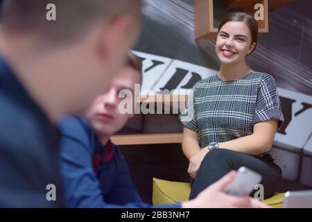 Gruppe von einem jungen Geschäftsleuten Brainstorming und Diskussion über business plan auf Sitzung am sonnigen hellen Büro Interieur. Stockfoto