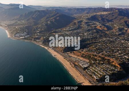 Allgemeine Luftaufnahme des Pacific Coast Highway während eines Flugs um Südkalifornien am Samstag, 5. Oktober 2019, in Los Angeles, Kalifornien, USA. (Foto von IOS/Espa-Images) Stockfoto