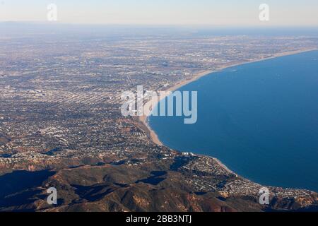 Allgemeine Luftaufnahme von Santa Monica während eines Flugs rund um Südkalifornien am Samstag, 5. Oktober 2019, in Los Angeles, Kalifornien, USA. (Foto von IOS/Espa-Images) Stockfoto