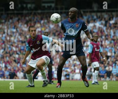 LONDON, Großbritannien, AUGUST24 L-R Joe Cole von West Ham United und Patrick Vierira von Arsenal während der Barclaycard Premiership zwischen West Ham Unite Stockfoto