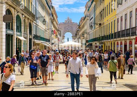 Touristen auf der Rua Augusta in Lissabon, Portugal Stockfoto
