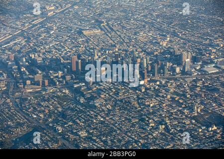 Allgemeine Luftaufnahme der Innenstadt von Los Angeles während eines Flugs um Südkalifornien am Samstag, 5. Oktober 2019, in Los Angeles, Kalifornien, USA. (Foto von IOS/Espa-Images) Stockfoto