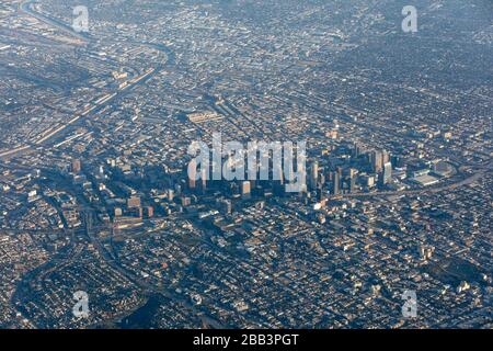 Allgemeine Luftaufnahme der Innenstadt von Los Angeles während eines Flugs um Südkalifornien am Samstag, 5. Oktober 2019, in Los Angeles, Kalifornien, USA. (Foto von IOS/Espa-Images) Stockfoto