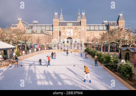 Amsterdam City Niederlande November 2019 Eisbahn Rijksmuseum an einem hellen Tag im Winter in den niederlanden Stockfoto