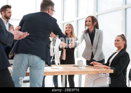 Geschäft Leute begrüßen sich mit einem Händedruck. Stockfoto