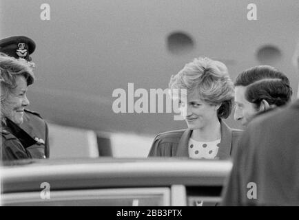 Der Prinz und die Prinzessin von Wales, die im Mai 1986 vom Flughafen Heathrow aus in London ankamen. Stockfoto