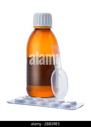 Sirup und Pillen isoliert auf weißem Hintergrund Stockfoto