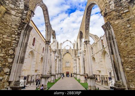 Ruinen des Carmo Convent, eines archäologischen Museums in Lissabon, Portugal Stockfoto