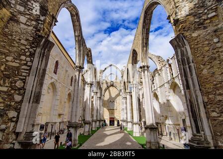 Ruinen des Carmo Convent, eines archäologischen Museums in Lissabon, Portugal Stockfoto