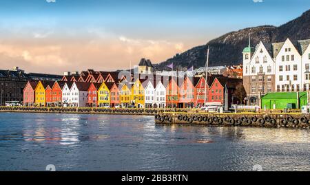Bergen, Norwegen. Panoramablick auf die Stadt und den Hafen mit typischen traditionellen Holzhäusern von Bryggen. Stockfoto