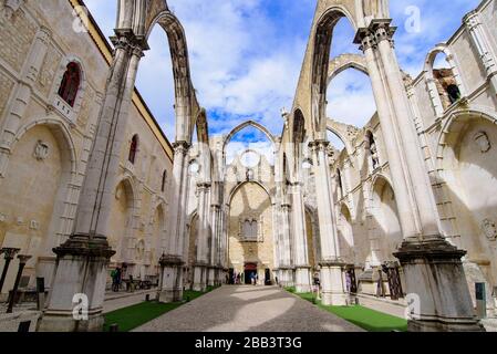 Ruinen des Carmo Convent, eines archäologischen Museums in Lissabon, Portugal Stockfoto