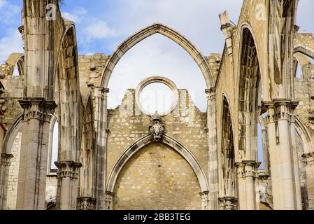 Ruinen des Carmo Convent, eines archäologischen Museums in Lissabon, Portugal Stockfoto