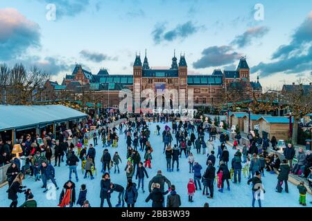 Amsterdam City Niederlande November 2019 Eisbahn Rijksmuseum an einem hellen Tag im Winter in den niederlanden Stockfoto