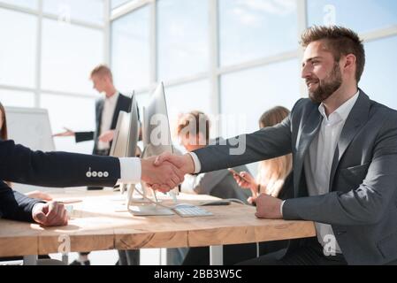 Geschäftskollegen schütteln sich bei der Besprechung die Hände. Stockfoto