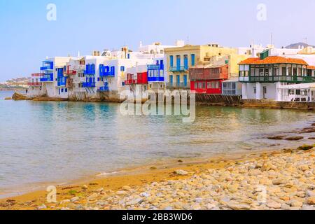 Buntes kleines Venedig weiß getünchte Häuser der Insel Mykonos, Griechenland und Strandpromenade Stockfoto