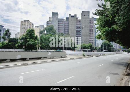 Bilder der Stadt São Paulo unter der Quarantäne von Covid-19 ( März 2020 ) mit leeren Straßen, geschlossenem Handel und ohne Autos. Einige Leute sind noch auf der Straße Stockfoto