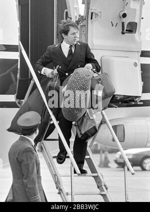 Prinz Charles Prince of Wales, der mit seinem Haustier Jack Russell Hund Tigger am Londoner Flughafen Heathrow an Bord des Königin-Königsflugs im April 1988 ankam. Stockfoto