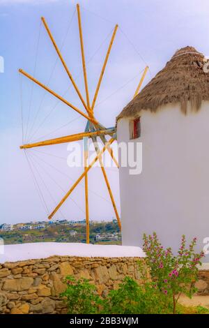 Griechische Windmühle und Stadtpanorama in Mykonos, Griechenland, berühmte Kykladeninsel Stockfoto