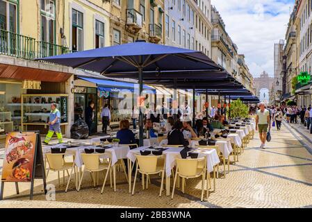 Touristen auf der Rua Augusta in Lissabon, Portugal Stockfoto