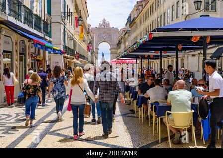Touristen auf der Rua Augusta in Lissabon, Portugal Stockfoto