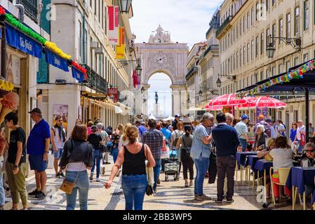 Touristen auf der Rua Augusta in Lissabon, Portugal Stockfoto