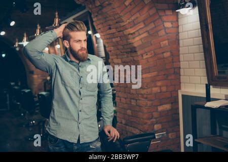 Lässiges Männerleben. Perfekt! Harter, stilvoller roter bärtiger Mann in einem barber Shop. Seine Frisur ist spektakulär und so trendig! Er ist schwer und sehr Stockfoto