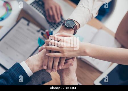 Nahaufnahme Draufsicht zugeschnittene Fotos von Händen übereinander von Geschäftspartnern, die in einem erfolgreichen Team für ein Ziel arbeiten Stockfoto