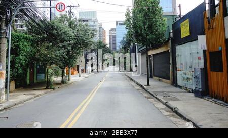 Bilder der Stadt São Paulo unter der Quarantäne von Covid-19 ( März 2020 ) mit leeren Straßen, geschlossenem Handel und ohne Autos. Einige Leute sind noch auf der Straße Stockfoto