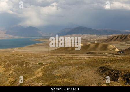 Toktogul Reservoir, Reservoir auf dem Gebiet des Toktogul Distrikts der Region Jalal-Abad in Kirgisistan. Stockfoto