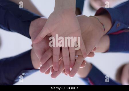 Junge Geschäftsleute Teamwork Stacking Hand Concept. Nahaufnahme junger Geschäftsleute, die ihre Hände zusammenlegen. Freundliche Geschäftsleute mit Stockfoto