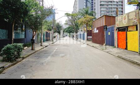 Bilder der Stadt São Paulo unter der Quarantäne von Covid-19 ( März 2020 ) mit leeren Straßen, geschlossenem Handel und ohne Autos. Einige Leute sind noch auf der Straße Stockfoto