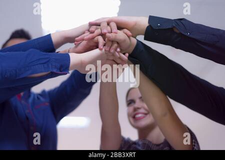 Junge Geschäftsleute Teamwork Stacking Hand Concept. Nahaufnahme junger Geschäftsleute, die ihre Hände zusammenlegen. Freundliche Geschäftsleute mit Stockfoto