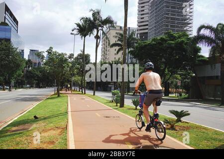 Bilder der Stadt São Paulo unter der Quarantäne von Covid-19 ( März 2020 ) mit leeren Straßen, geschlossenem Handel und ohne Autos. Einige Leute sind noch auf der Straße Stockfoto