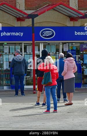 Clevedon, North Somerset, Großbritannien. März 2020. UK-Kovid-19-Virus-Lockdown. People Queuing außerhalb von Boots Pharmacy in Clevedon North Somerset. Neue Richtlinien Für Behörden Iminent. Bildnachweis Robert Timoney/Alamy/Live/News Credit: Robert Timoney/Alamy Live News Stockfoto