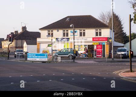 Sehen Sie sich Ihre 5 Zeichen für die nächsten Nachbarn vor einem Convenience Store in Frome an, während der Blockierung der Covid-19-Pandemie, März 2020. Stockfoto