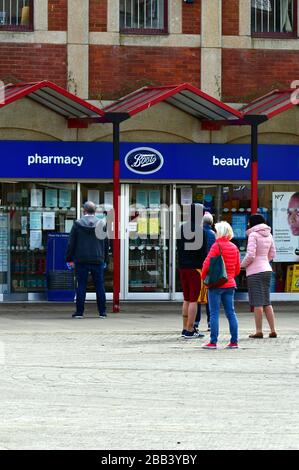 Clevedon, North Somerset, Großbritannien. März 2020. UK Covid-19 Virus Lockdown. Menschen Schlange stehen außerhalb von Stiefel Apotheke neue Regierung Guide Lines Iminent. Bildnachweis Robert Timoney/Alamy/Live/News. Stockfoto