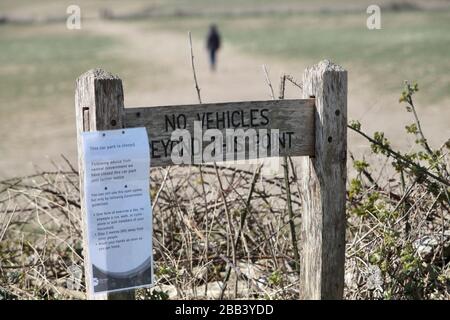 Covid 19 - Melden Sie sich während der Sperre in einem beliebten Parkplatz an einem Schönheitsort in Dorset, Großbritannien März 2020, an Stockfoto