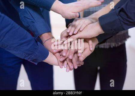 Junge Geschäftsleute Teamwork Stacking Hand Concept. Nahaufnahme junger Geschäftsleute, die ihre Hände zusammenlegen. Freundliche Geschäftsleute mit Stockfoto