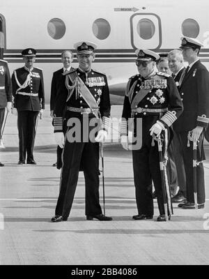 König Olav von Norwegen wird im April 1988 vom Herzog von Edinburgh auf dem Londoner Flughafen Heathrow getroffen. Stockfoto