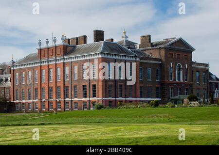 Kensington Palace vom breiten Spaziergang, Kensington Gardens, London Stockfoto